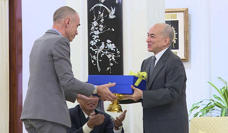 Khmer Times: Regalo real de un millón de dólares para Kantha Bopha