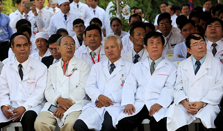 Khmer Times: Se amplía la asistencia sanitaria estatal gratuita