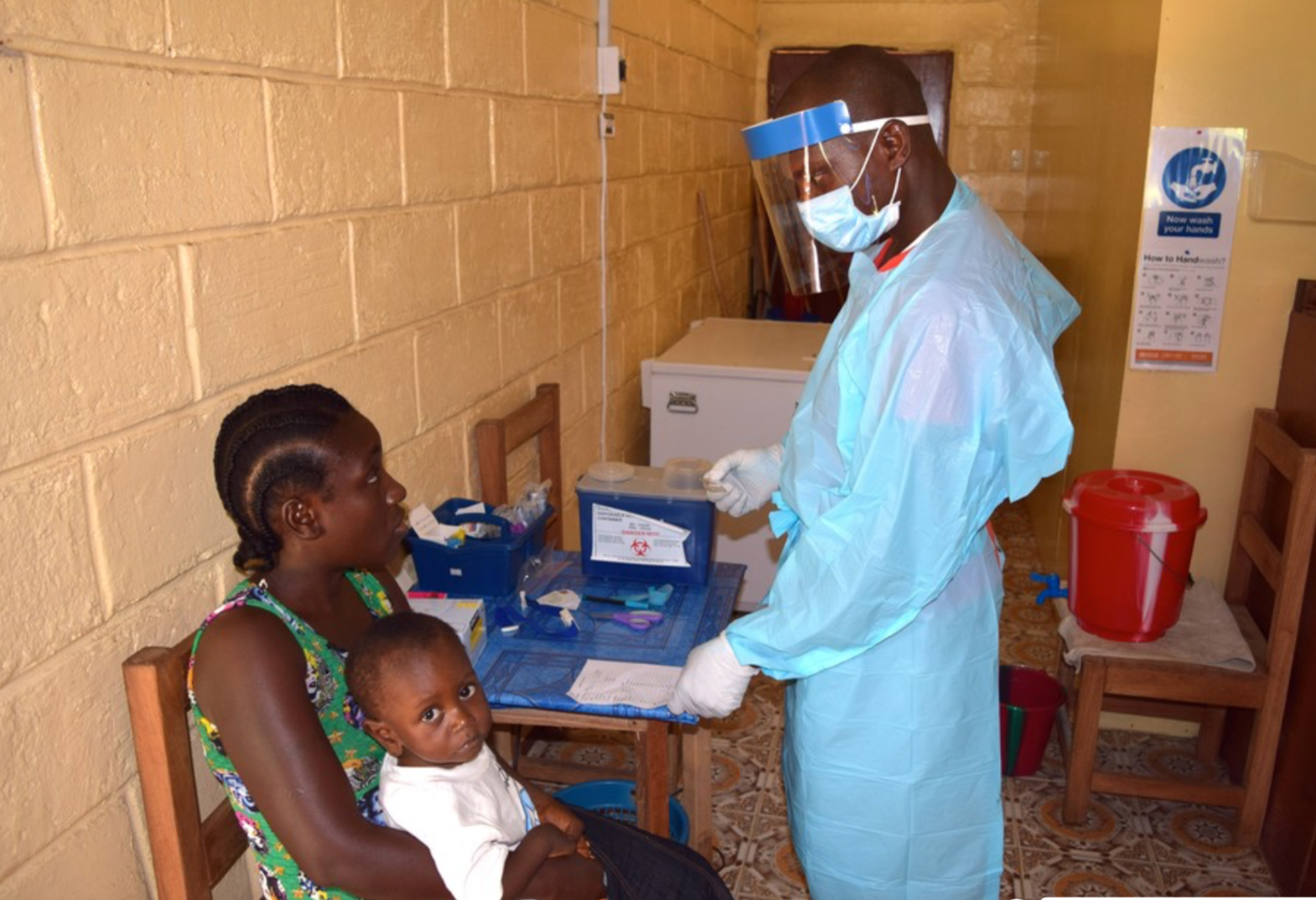 Liberia recibe ayuda de emergencia para apoyar la respuesta a COVID-19 y reforzar el sistema de la cadena de frío