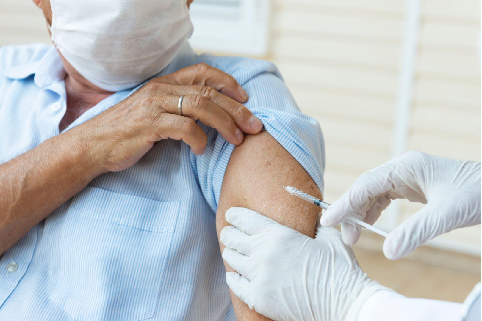 Китай ввел страхование вакцины Covid-19 для увеличения охвата вакцинацией пожилого населения