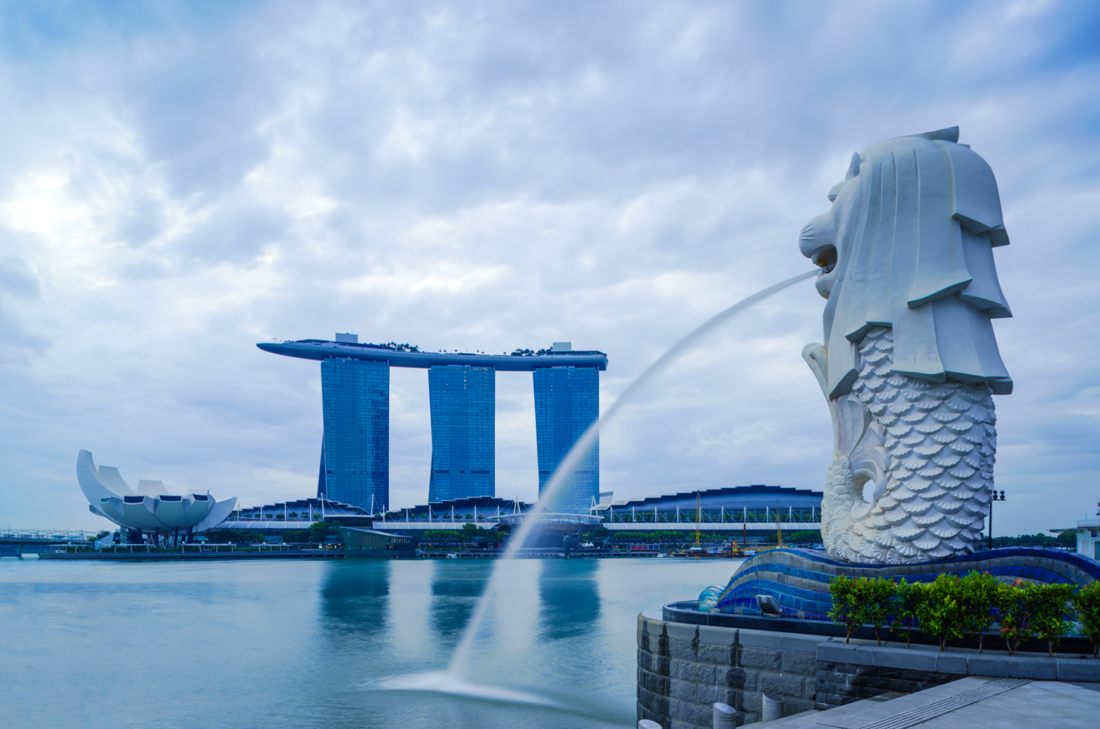 Невакцинированные люди должны платить за лечение COVID в Сингапуре