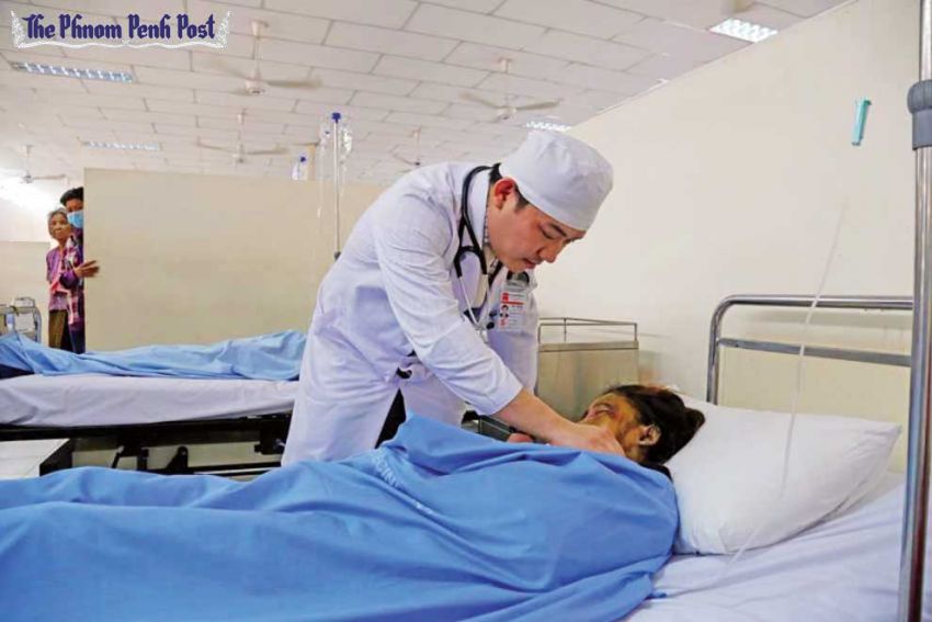 El Phnom Penh Post: “El NSSF cubre a más de 8.000 pacientes”.