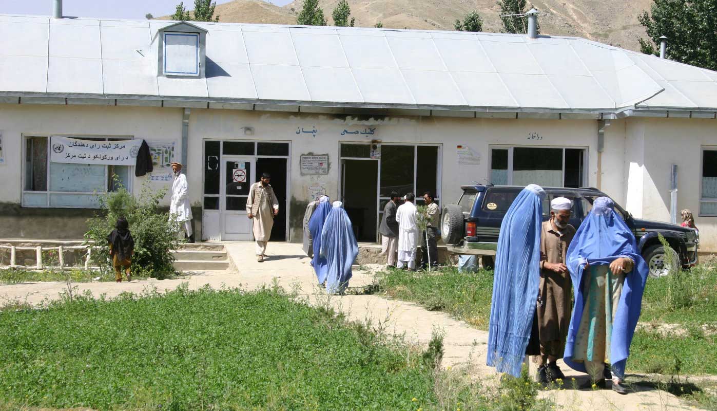 Los centros sanitarios de Afganistán reciben ayuda internacional para seguir prestando servicios