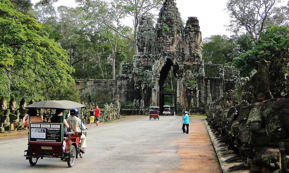 La larga marcha de Camboya hacia la “seguridad social”: Los conductores de tuk-tuk y los trabajadores domésticos podrían beneficiarse pronto de la protección social.