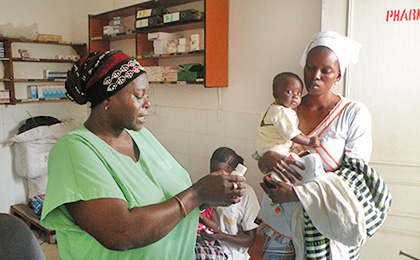 Costa de Marfil: la obligación de suscribir la cobertura sanitaria universal divide a la población