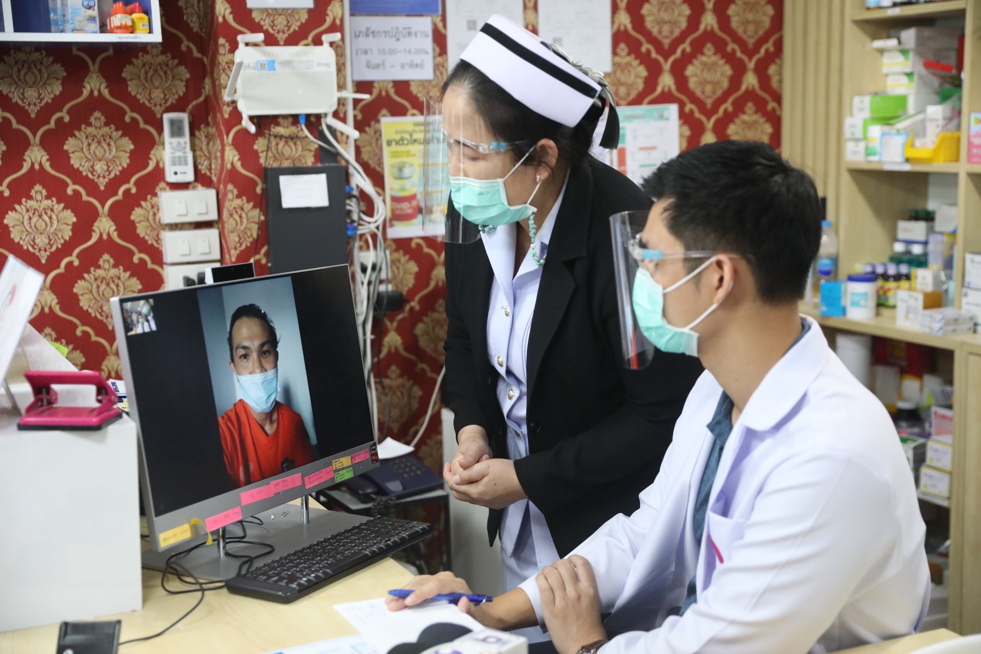 Colaboración entre clínicas públicas y privadas para aplicar el aislamiento domiciliario de COVID-19 en Tailandia