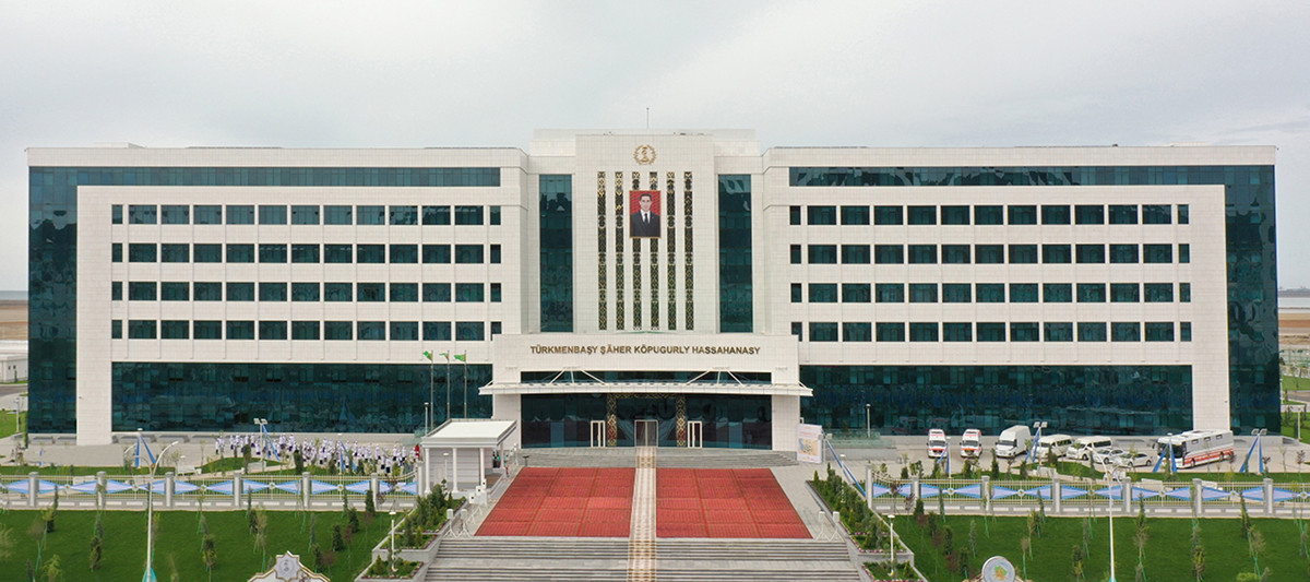 Президент Туркменистана открыл больницу на 400 коек, финансируемую государством