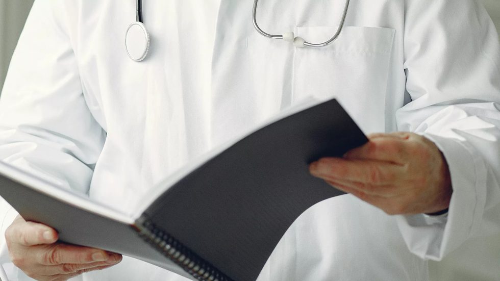 El Ministerio de Sanidad de la República Kirguisa aumenta el salario de los médicos