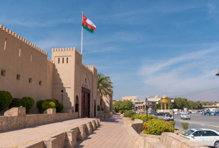 Présentation de documents sur le système de santé d’Oman, les progrès réalisés en matière de soins de santé universels et la vision du financement de la santé pour l’avenir