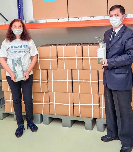 L’UNICEF a fait don au Turkménistan de distributeurs de désinfectants pour les mains d’une valeur de 132 000 dollars.