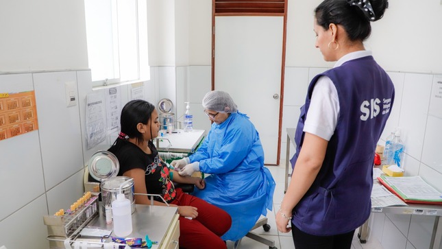 Perú: Cobertura para asegurados del SIS garantizada financieramente en 2024