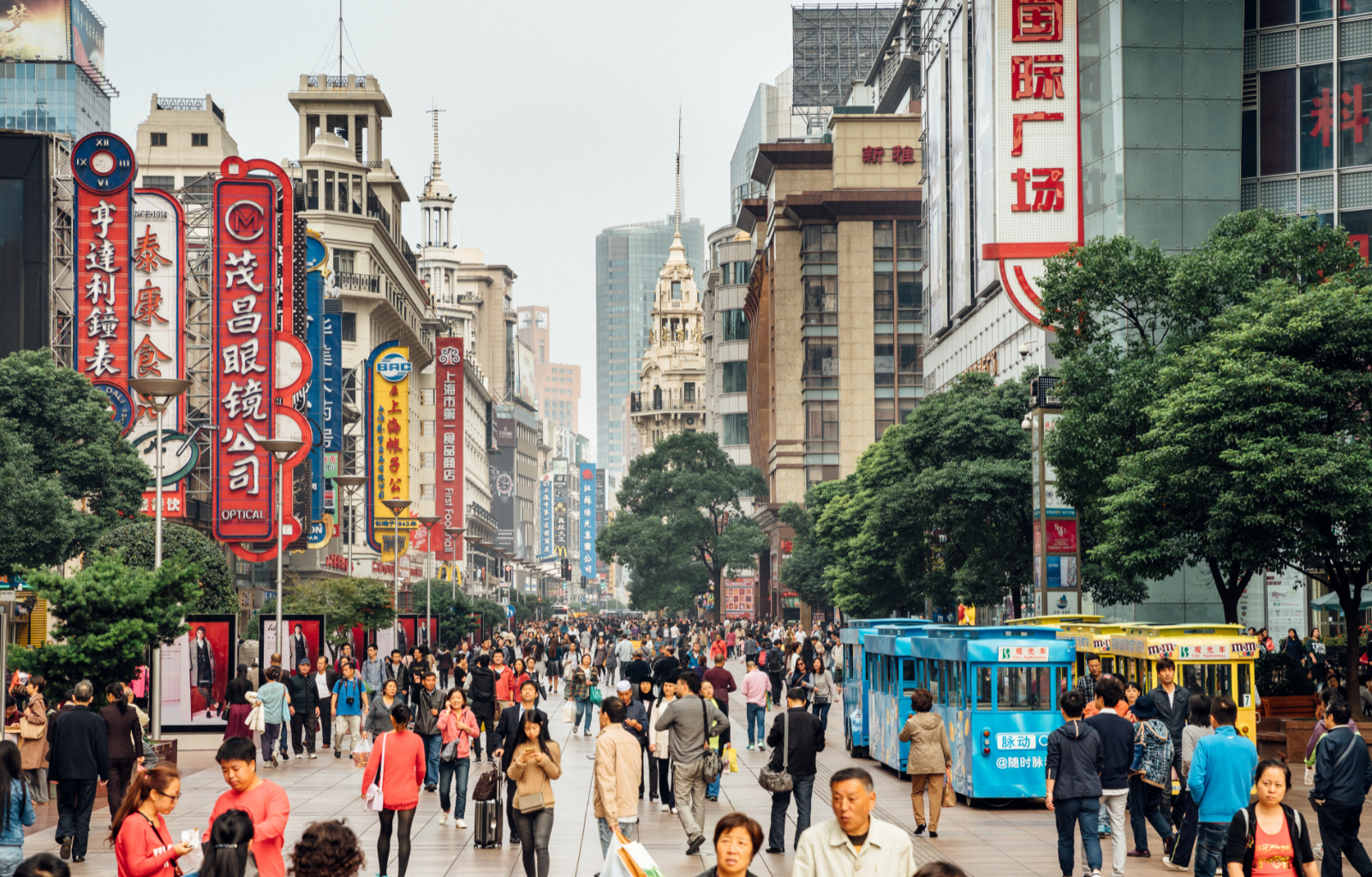 The impact of basic health insurance participation characteristics on the health of mobile populations: the mediating role of health service utilization behavior