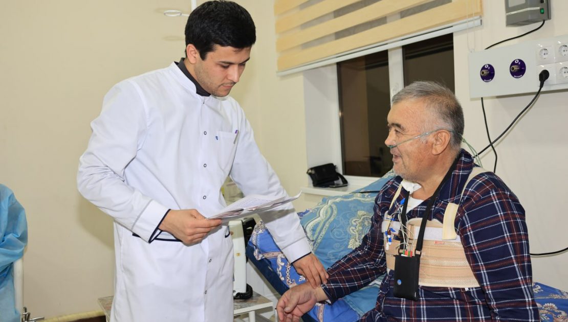 Voix principales : Fonds national d'assurance maladie sur la manière dont l'assurance est déployée dans la région de Samarkand