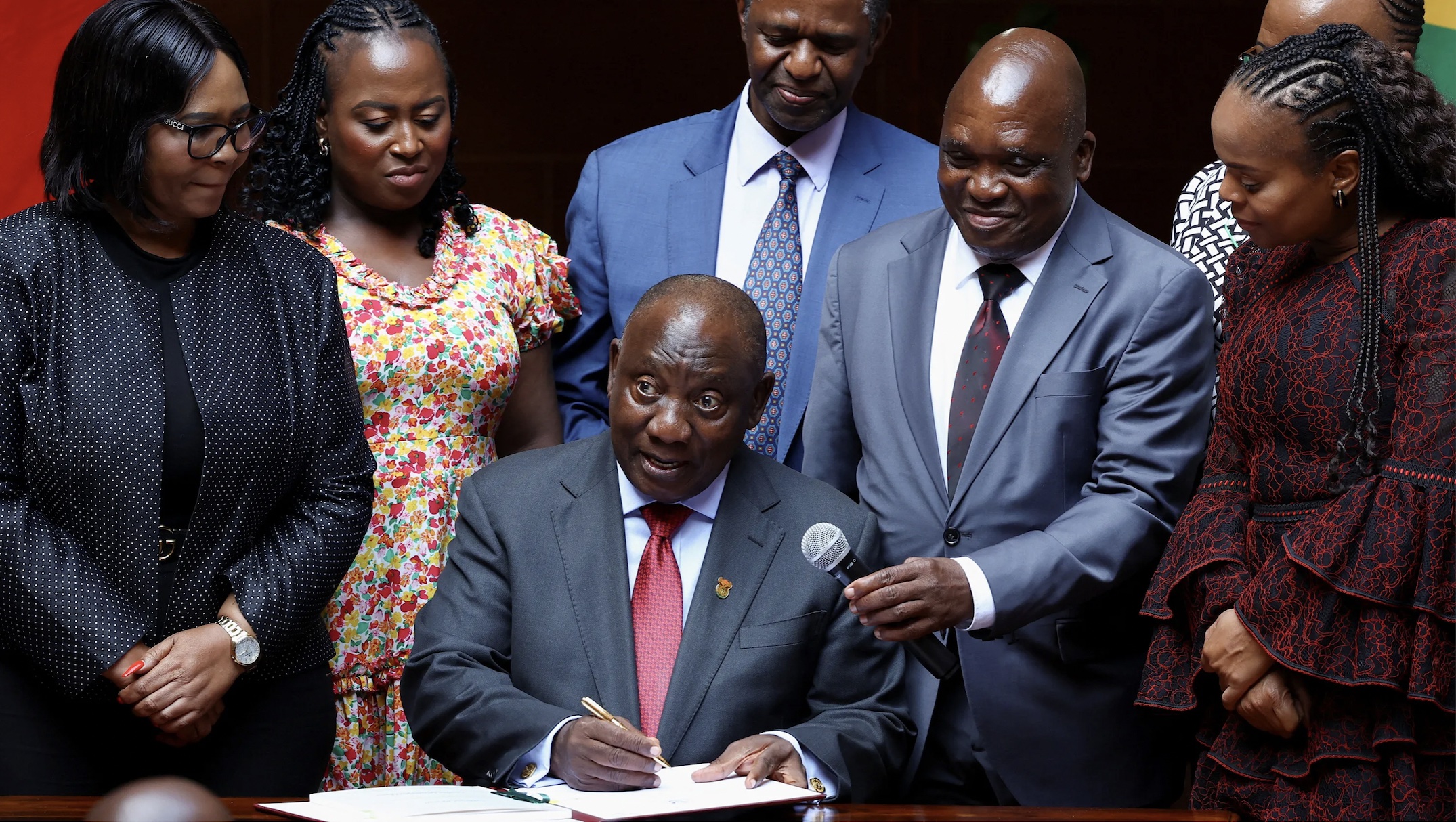Ramaphosa promulga la histórica Ley NHI para una asistencia sanitaria equitativa