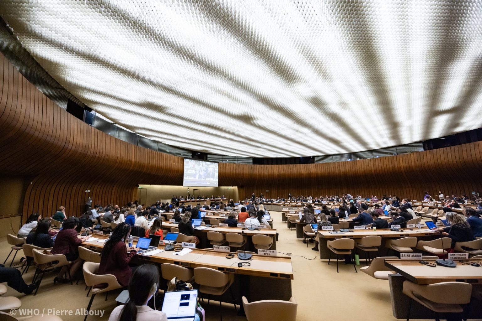 77ª AMS: La OMS insta a invertir más en cobertura sanitaria universal a pesar de los obstáculos de financiación
