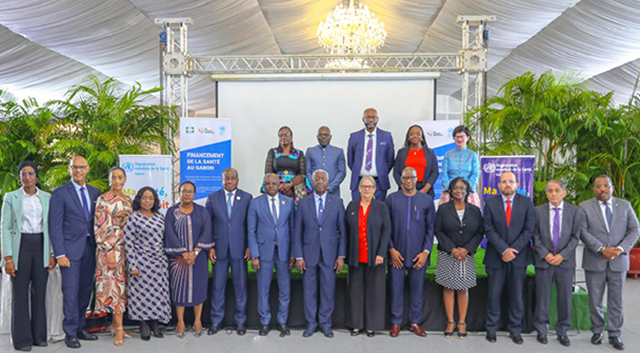 El Primer Ministro y miembros del gobierno posando con funcionarios del sistema de las Naciones Unidas el 11 de septiembre de 2024 en Libreville.