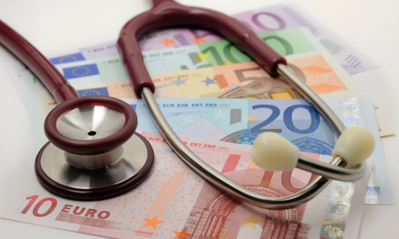 Медицинская страховая компания публикует данные о возмещении расходов на медицинское обслуживание за последние двенадцать месяцев