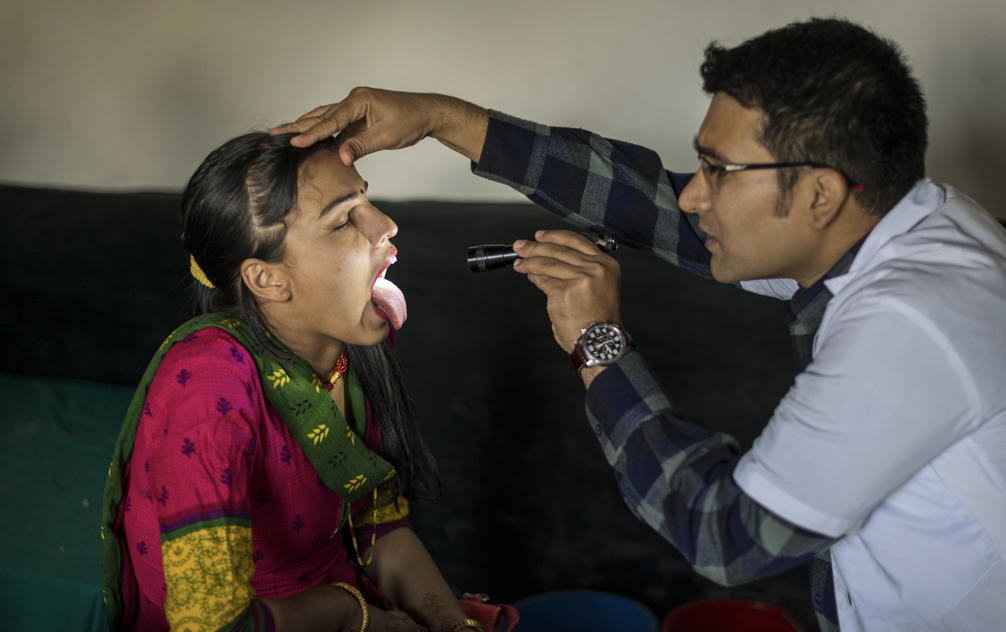 El programa de seguro médico de Nepal: retos e impactos iniciales