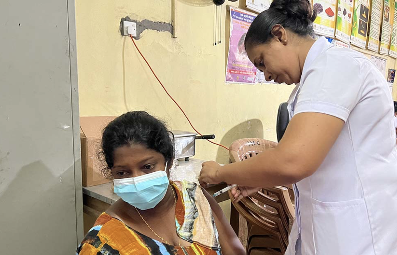 Cómo el sistema de inmunización de Sri Lanka está capeando una crisis económica
