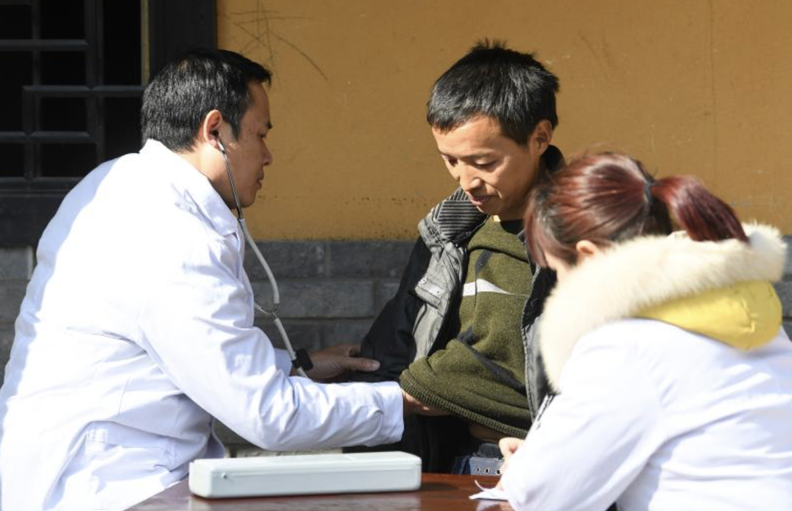La ampliación de la cobertura y la mejora de los servicios del seguro médico tejen una red de seguridad más sólida en China